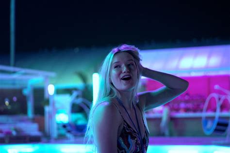 „Painkiller“ auf Netflix: Wenn Medikamente zur Gefahr werden | ZEITjUNG