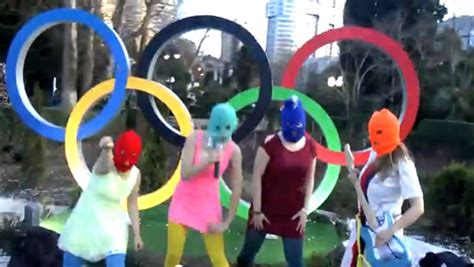 Membros do Pussy Riot fazem clipe de protesto após levarem chicotadas globoesporte