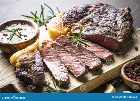 Ribeye Grelhado Do Bife Na Placa De Corte De Madeira Imagem De Stock