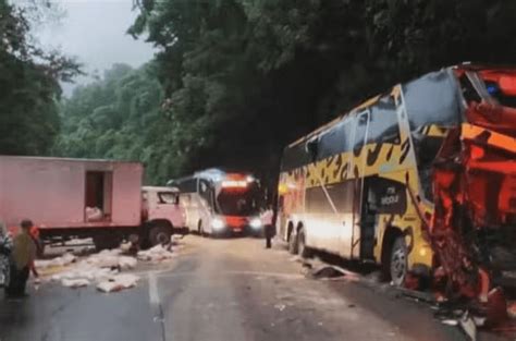 Acidente Entre Nibus E Caminh O Interdita Descida Da Serra De