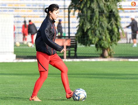 Hot girl Hoàng Thị Loan trang bị kín từ đầu đến chân khi tập luyện dưới cái nắng như đổ lửa