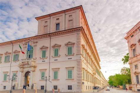 ROMA ITÁLIA 09 DE MAIO DE 2017 Pessoas perto do Palácio Quirinal