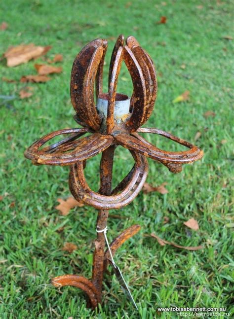 Цветы из металлолома и прочего хлама. А почему бы и нет?)