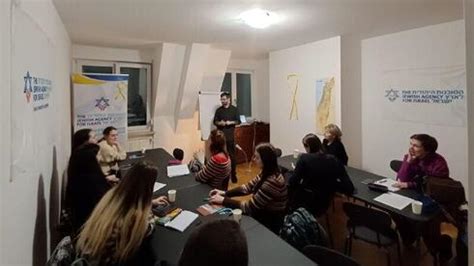 Беженцы из Украины изучают иврит в Варшаве перед репатриацией в Израиль