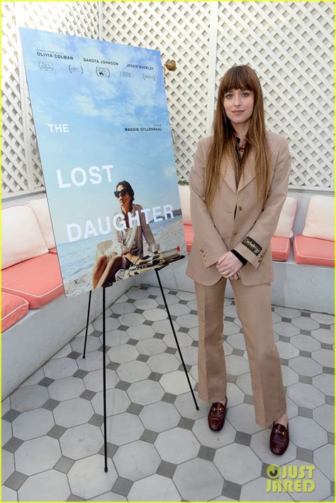 Photo: dakota johnson maggie gyllenhaal the lost daughter screening 01 ...