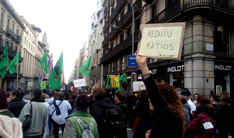 Els docents surten al carrer per reclamar baixades de ràtio i de