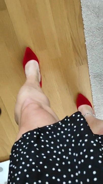 Joana V Mit Walking In Bedroom With Hot Red Heels Tranny XHamster