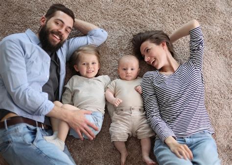 Familia Feliz Madre Padre E Hijos En Casa Foto Premium