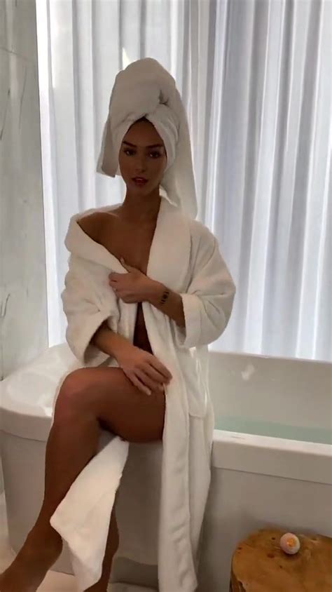 免费观看Gorgeous Rachel Cook Nude Bath Robe Strip Video Leaked