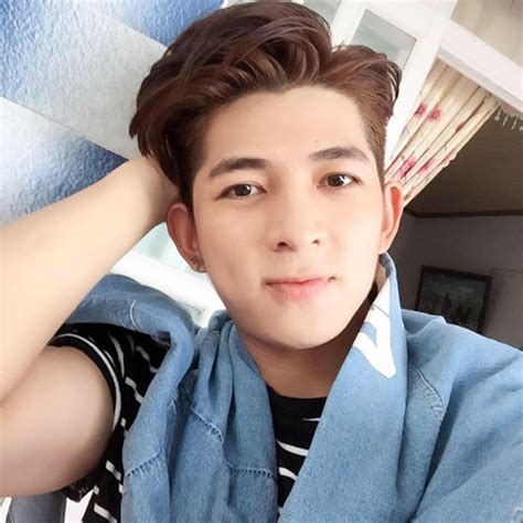Hot boy múi bán bánh tráng trộn khiến phái nữ xuýt xoa Báo Dân trí
