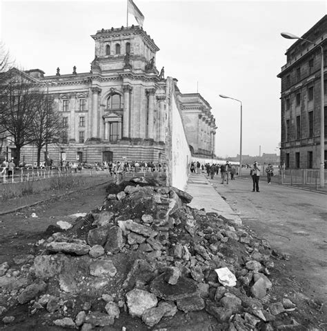 DDR Fotoarchiv Berlin Touristen und Berliner Bürger besichtigen den