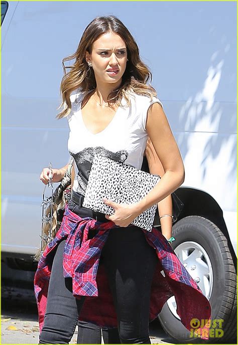 Jessica Alba Uses Fashion To Bring Back The 90s Photo 3188272