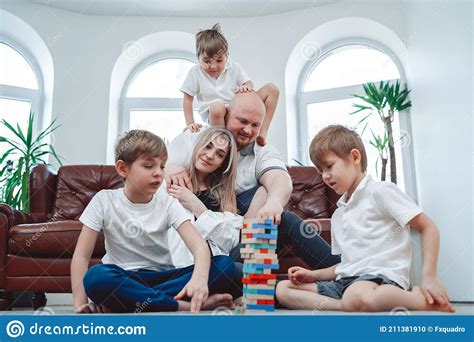 Alegres Chicos Juegan A Jenga Juego Con Sus Padres En Casa Foto De