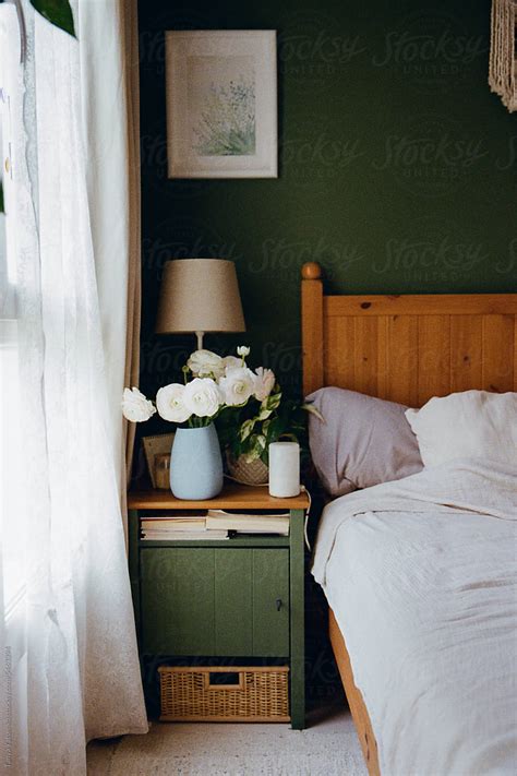 Bedroom With A Vase Of Flowers And Green Wall Del Colaborador De