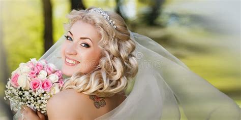 Jolie Jeune Mariée Blonde Souriant à L appareil photo Image stock Image du photo assez 37203121