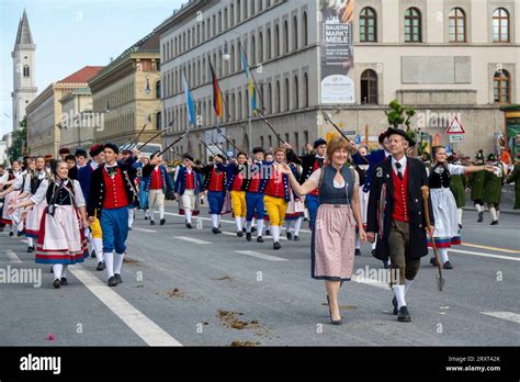 Muenchen Trachten Und Schuetzenzug Beim Muenchner Oktoberfest Auf