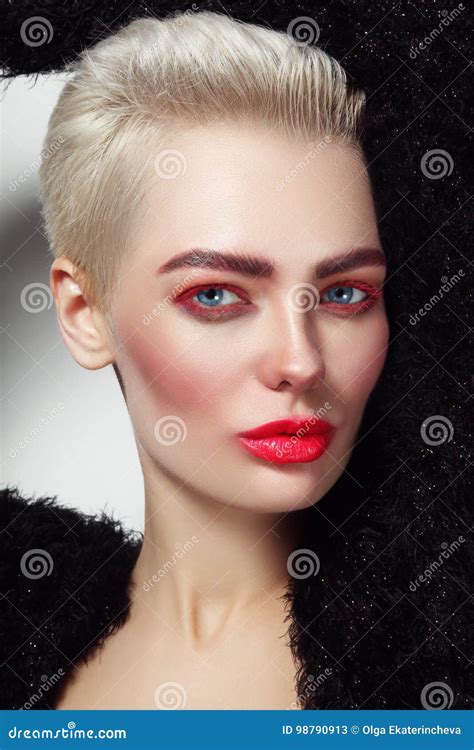 Femme Fascinante Blonde De Jeune Beau Platine Avec Le Mascara Rouge Image Stock Image Du