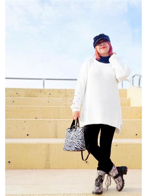 White Casual Solid Color Round Neck Side Slit Long Sleeve Sweater Azzlee