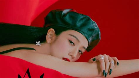 JISOO s 꽃 FLOWER A Look at the Newest Release