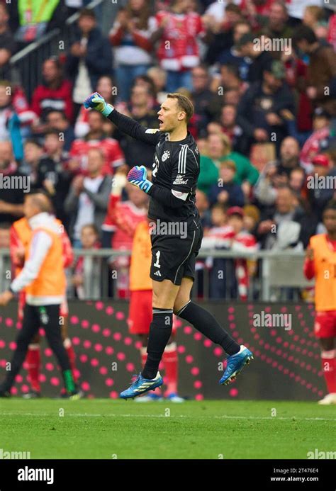 Manuel NEUER Torhüter FCB 1 feiert 2 0 Tor glücklich lachen feiern