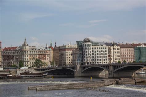 Hermosa Vista De La Casa Danzante En Praga Rep Blica Checa Foto Premium