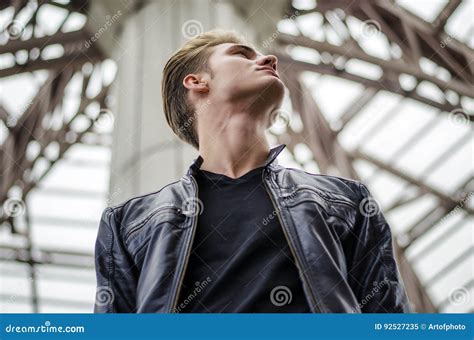 Aantrekkelijke Blonde Jonge Mens In Stad Het Plaatsen Stock Afbeelding Image Of Kleding