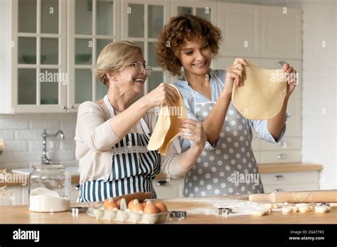 Bonne jeune femme avec une mère mature qui cuisine dans la cuisine ensemble Photo Stock Alamy
