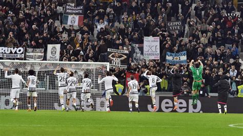 Juventus I Tifosi Stanno Con Allegri Striscioni Per Lui E Cori Contro Sacchi Corriere Dello