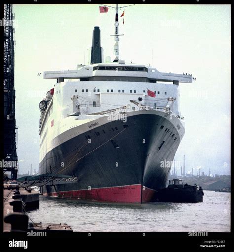 Qe2 ship hi-res stock photography and images - Alamy