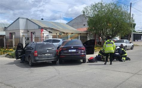 Choque entre dos autos en el barrio Danés dejó un conductor herido