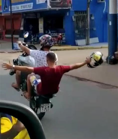 Veja o momento em que motoqueiros são abordados por policiais por