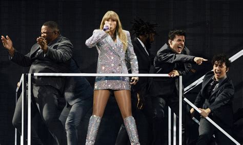 Taylor Swift’s Backup Dancer Kam Saunders Offered An