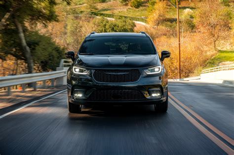 Chrysler Pacifica Adds Awd And A Redesign Debuts In Chicago