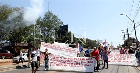 La Naci N Comerciantes De Zona De Tres Bocas Cierran Ruta Reclamando