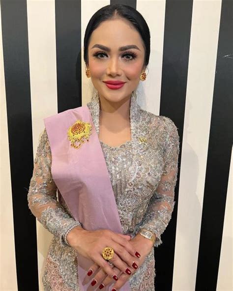 Pesona Krisdayanti Dalam Balutan Kebaya Netizen Mimi Aura