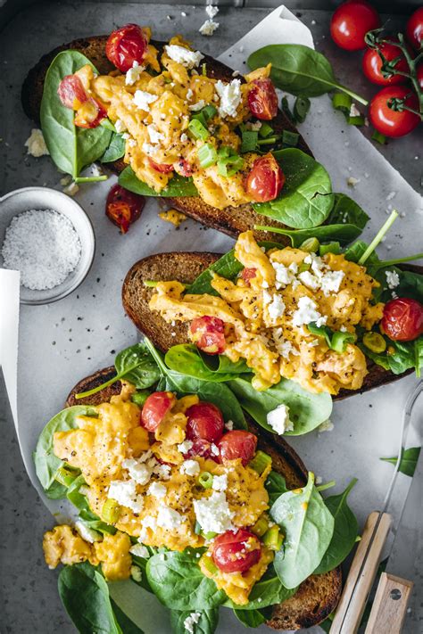 Rezept für super cremiges Rührei mit Feta Spinat und Tomaten