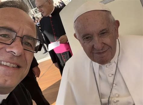 Папата Франциск доби персонализирани жолти патики - OhridNews