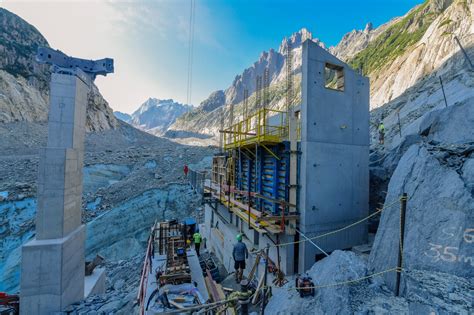 Chamonix Au Montenvers une nouvelle télécabine sort de Mer