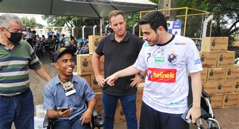 Jogo Solidário reúne craques do futebol e arrecada 10 toneladas de