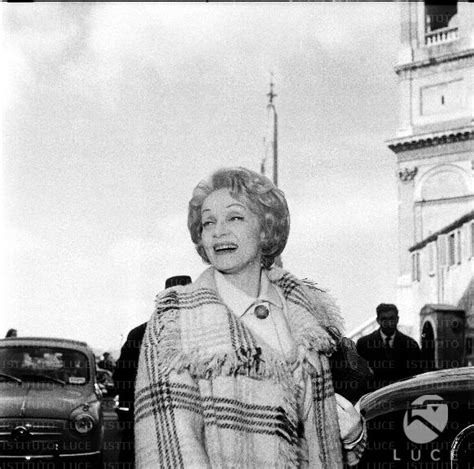 Marlene Dietrich di fianco a Trinità dei Monti davanti all Hotel