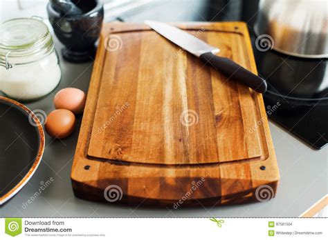 Placa E Faca De Desbastamento Na Cozinha Cinzenta Do Tampo Da Mesa Foto