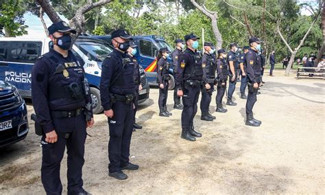 Al Menos 18 Policías Imputados Por La Patada En La Puerta En Fiestas