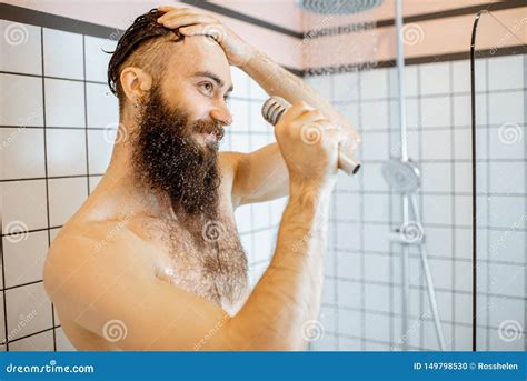 Homem Que Canta No Chuveiro Foto De Stock Imagem De Grito Chuveiro