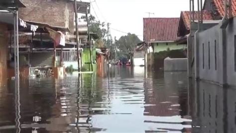 Penampakan Banjir Pekalongan Tak Kunjung Surut Warga Harus Naik Perahu