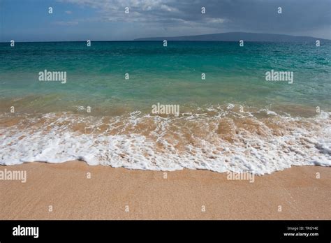 Clear blue Hawaiian beach Stock Photo - Alamy