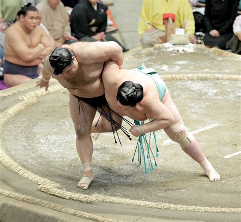 琴桜、痛恨3敗目で一歩後退 高安の上手投げに屈す 八角理事長「勝負どころで出られなかった」 ライブドアニュース