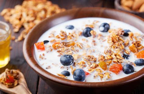 Gezonde Ontbijt Verse Granola Muesli Met Bessen Honing En Melk Op Een