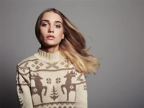 Jeune Femme Blonde Belle Fille Blonde En Collier Photo Stock Image Du Collier Frais