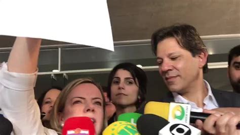 Vídeo Presidente do PT exige registro de candidatura de Lula