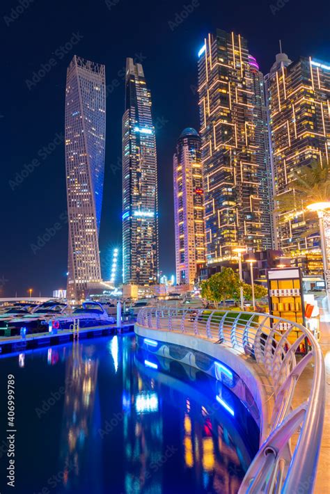 Night view to Dubai Marina panorama. Luxury skyscrapers and boats ...